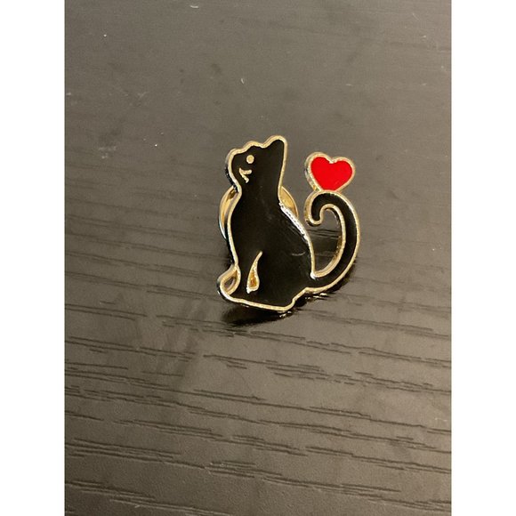 Black Cat With Heart Enamel Pin Badge - Picture 1 of 3
